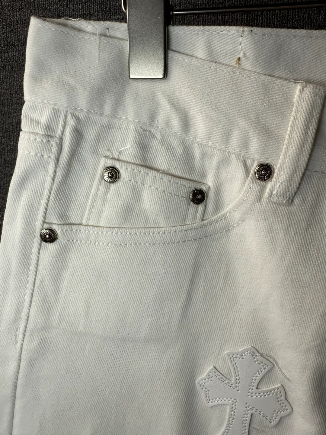 P260 💰 (Top version) Chrome Hearts/Chrome Hearts Classic white star cow series colored leather cross washed color fabric unisex denim trousers Vibe style straight stacked god-level version Carbon fine bias denim color cloth Old vintage full set of hardware - Chrome Hearts white cow series The high version uses high-ounce custom fabrics, fermentation washing and soft color fixation, soft and thick to wear, the details are all made by hand-polished craftsmanship, all-over printed jacquard fabric Unique design style. Through multiple processes to create a full retro feel. Unique niche non-contrast shirt. Customized distressed spray-painted buttons. Craftsmanship in every detail. Color: white stars. Size: 28-30-32-34 (corresponding to S-M-L-XL)